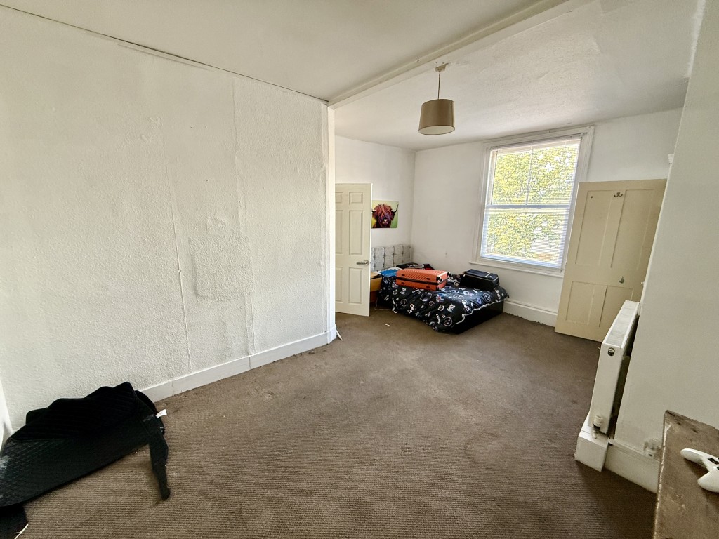 Lot: 171 - VACANT MIXED-USE PROPERTY IN TOWN CENTRE - Second floor - Bedroom three
